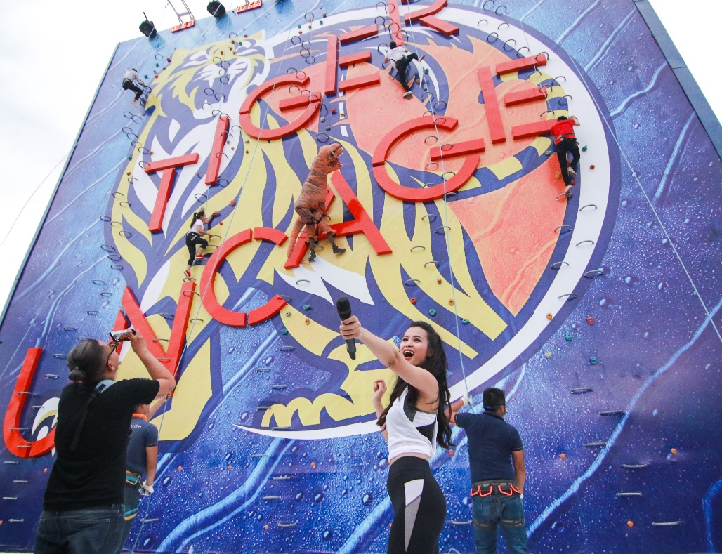 Đông Nhi hát “On Top” và biểu diễn vũ đạo nóng bỏng giữa không trung khiến fan sửng sốt - Ảnh 6. Đông Nhi hát “On Top” và biểu diễn vũ đạo nóng bỏng giữa không trung khiến fan sửng sốt - Ảnh 6.