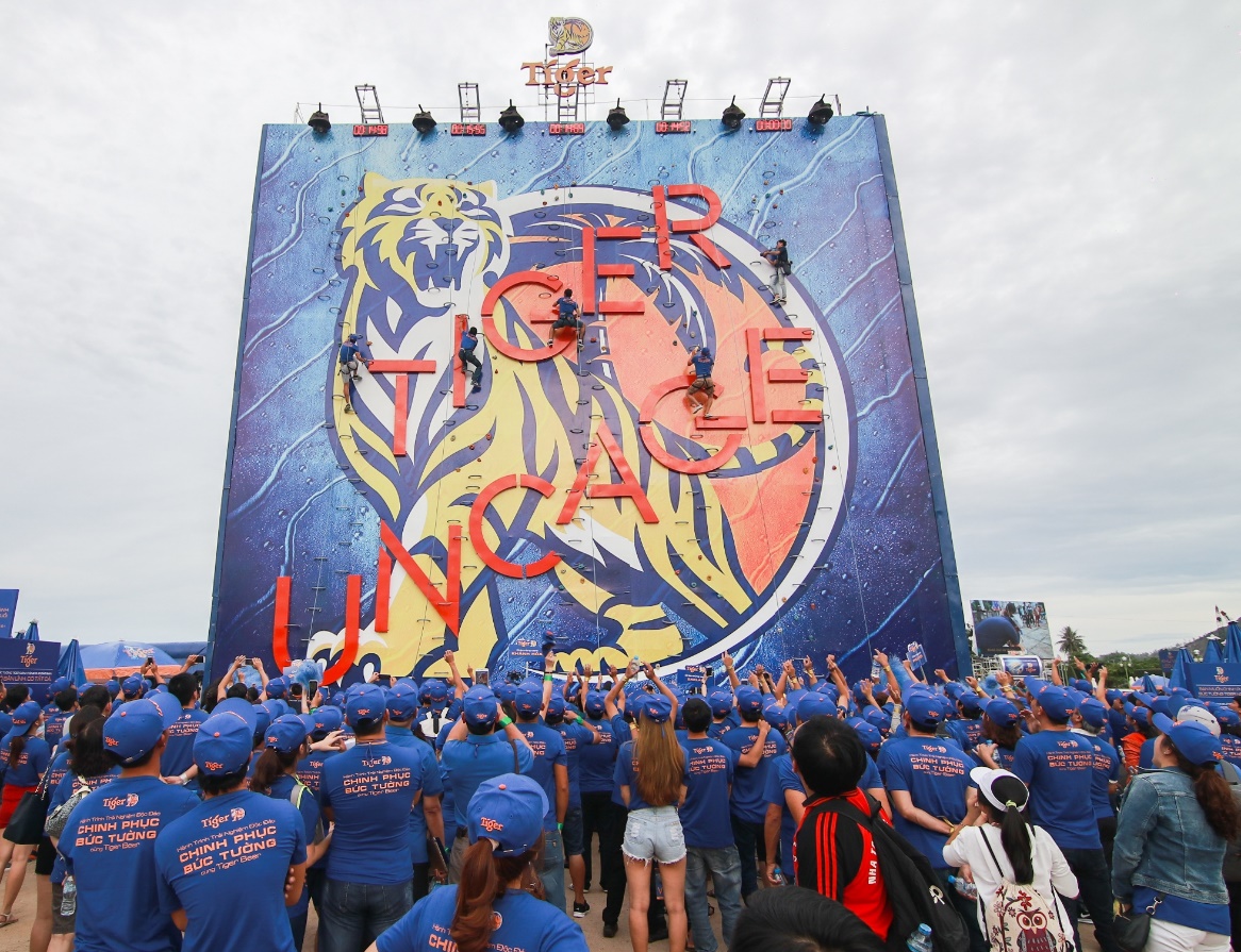 Đông Nhi hát “On Top” và biểu diễn vũ đạo nóng bỏng giữa không trung khiến fan sửng sốt - Ảnh 7. Đông Nhi hát “On Top” và biểu diễn vũ đạo nóng bỏng giữa không trung khiến fan sửng sốt - Ảnh 7.