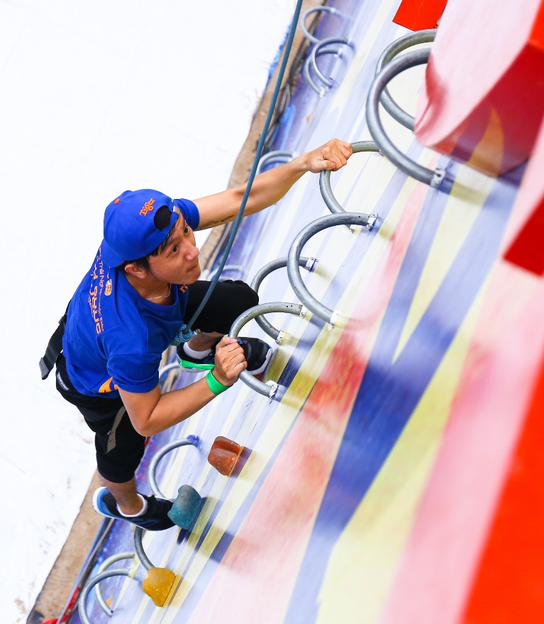 Đông Nhi hát “On Top” và biểu diễn vũ đạo nóng bỏng giữa không trung khiến fan sửng sốt - Ảnh 8. Đông Nhi hát “On Top” và biểu diễn vũ đạo nóng bỏng giữa không trung khiến fan sửng sốt - Ảnh 8.