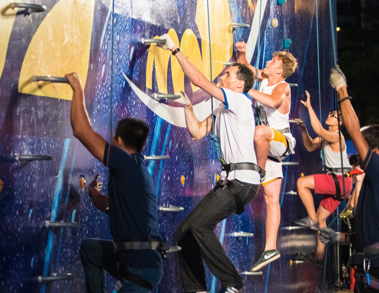 Đông Nhi hát “On Top” và biểu diễn vũ đạo nóng bỏng giữa không trung khiến fan sửng sốt - Ảnh 9. Đông Nhi hát “On Top” và biểu diễn vũ đạo nóng bỏng giữa không trung khiến fan sửng sốt - Ảnh 9.