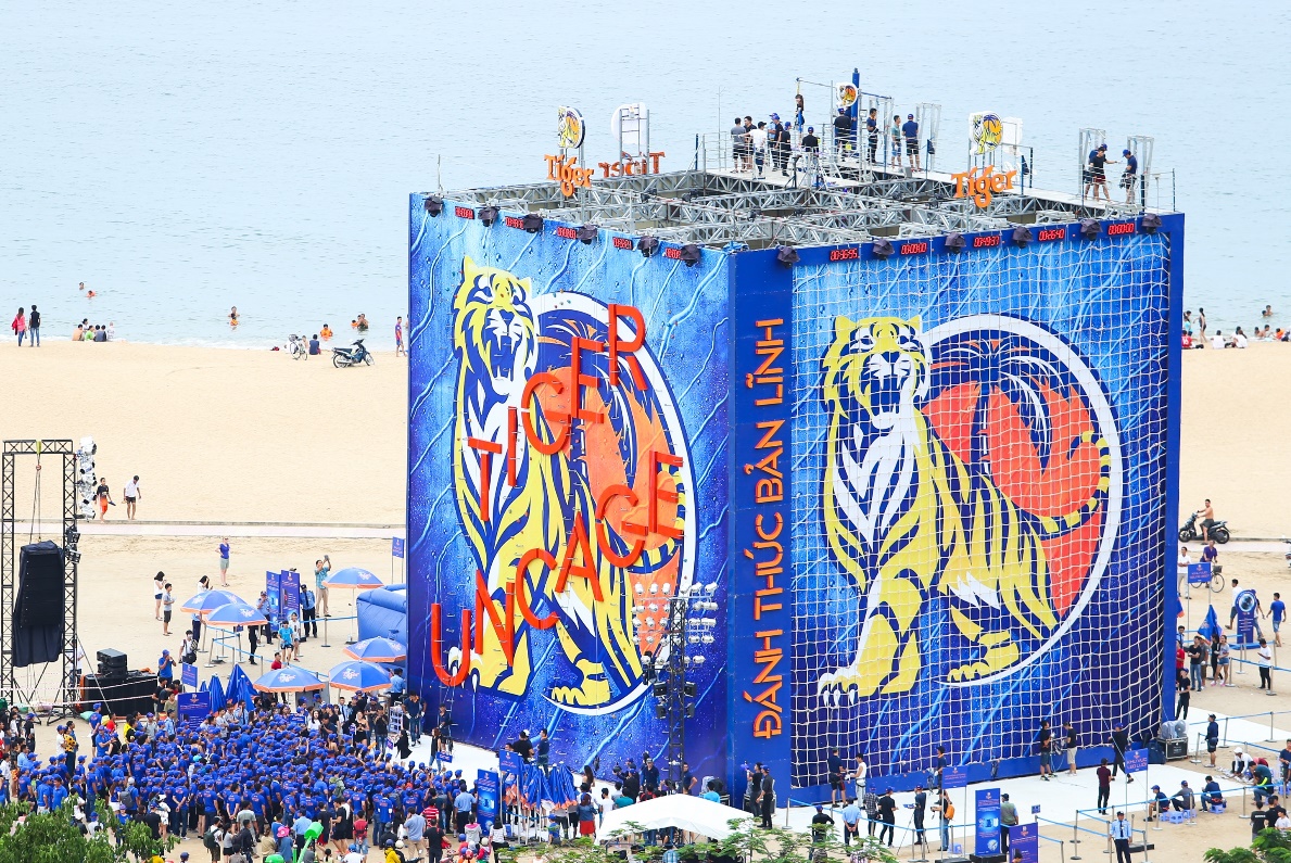 Đông Nhi hát “On Top” và biểu diễn vũ đạo nóng bỏng giữa không trung khiến fan sửng sốt - Ảnh 10. Đông Nhi hát “On Top” và biểu diễn vũ đạo nóng bỏng giữa không trung khiến fan sửng sốt - Ảnh 10.