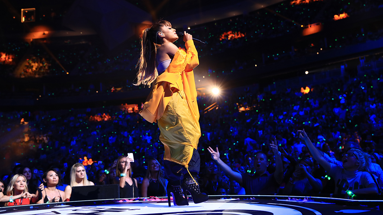 Bạn thân là phải thế này: Cùng lướt xế Grande, Cùng quẩy show Grande - Ảnh 1. Bạn thân là phải thế này: Cùng lướt xế Grande, Cùng quẩy show Grande - Ảnh 1.