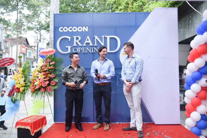 Mâu Thuỷ và Phương Ly thích thú trải nghiệm nệm ứng dụng công nghệ của Nasa - Ảnh 1. Mâu Thuỷ và Phương Ly thích thú trải nghiệm nệm ứng dụng công nghệ của Nasa - Ảnh 1.