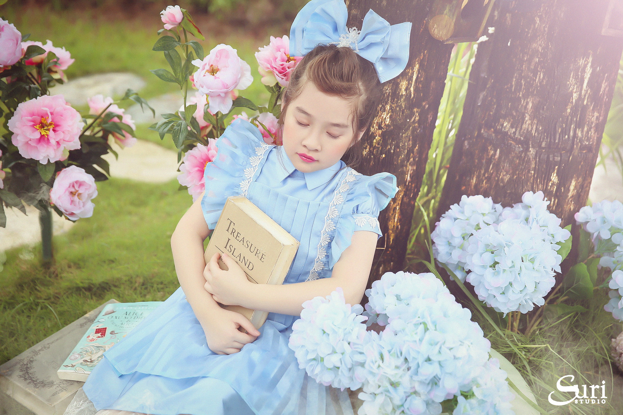 Mê mẩn bộ ảnh “Alice ở xứ sở thần tiên” của cô bé 8 tuổi - Ảnh 2. Mê mẩn bộ ảnh “Alice ở xứ sở thần tiên” của cô bé 8 tuổi - Ảnh 2.