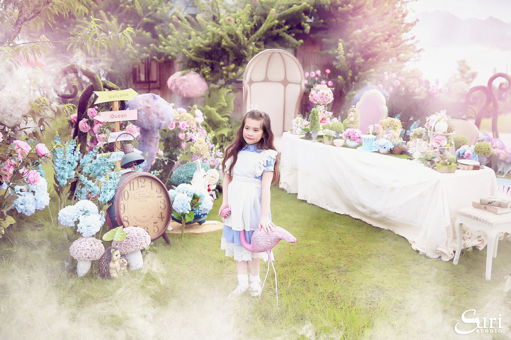 Mê mẩn bộ ảnh “Alice ở xứ sở thần tiên” của cô bé 8 tuổi - Ảnh 4. Mê mẩn bộ ảnh “Alice ở xứ sở thần tiên” của cô bé 8 tuổi - Ảnh 4.