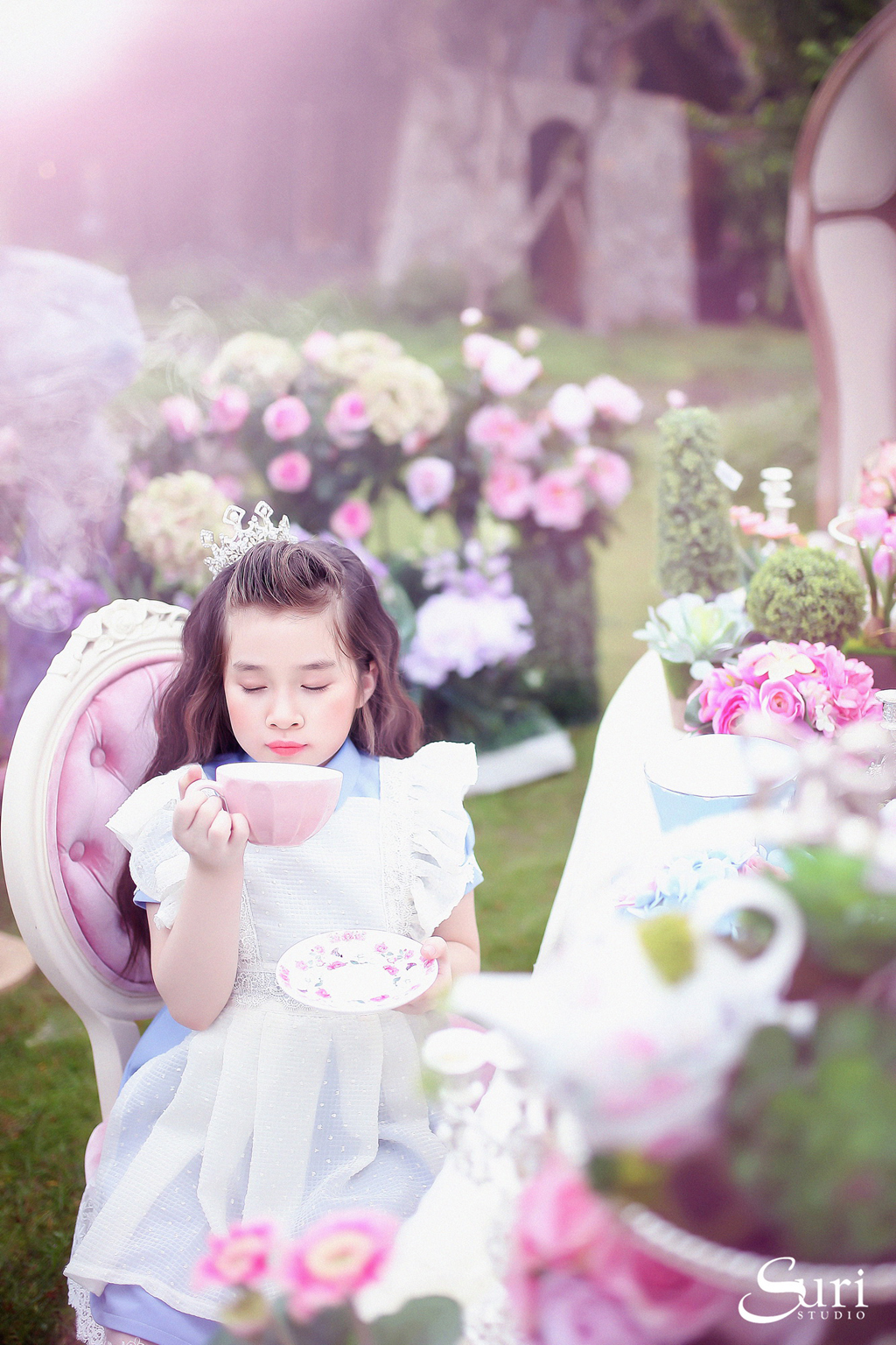 Mê mẩn bộ ảnh “Alice ở xứ sở thần tiên” của cô bé 8 tuổi - Ảnh 5. Mê mẩn bộ ảnh “Alice ở xứ sở thần tiên” của cô bé 8 tuổi - Ảnh 5.