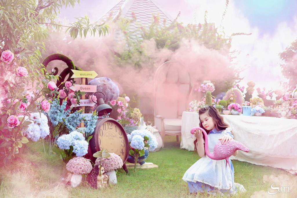 Mê mẩn bộ ảnh “Alice ở xứ sở thần tiên” của cô bé 8 tuổi - Ảnh 6. Mê mẩn bộ ảnh “Alice ở xứ sở thần tiên” của cô bé 8 tuổi - Ảnh 6.