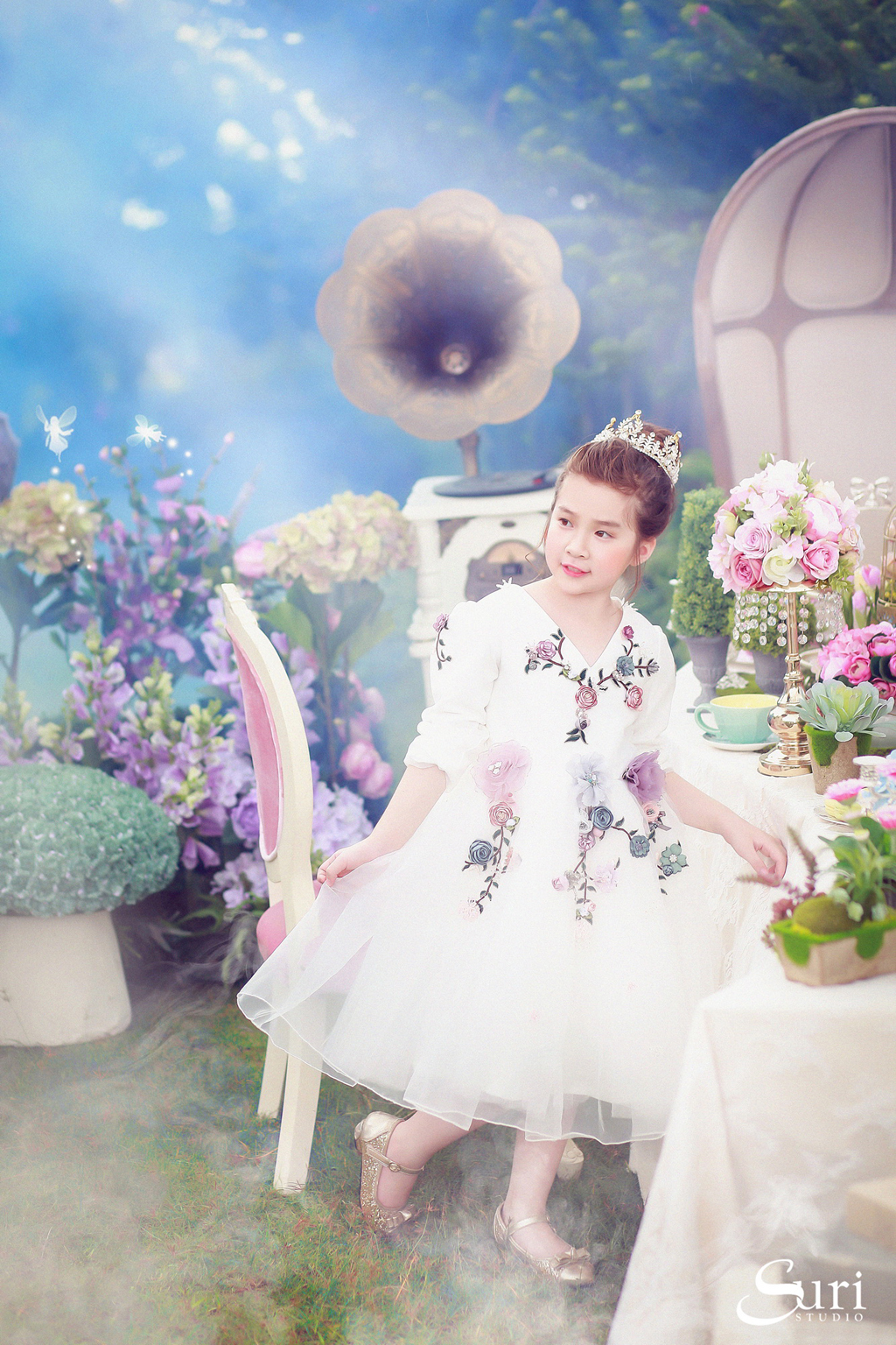 Mê mẩn bộ ảnh “Alice ở xứ sở thần tiên” của cô bé 8 tuổi - Ảnh 7. Mê mẩn bộ ảnh “Alice ở xứ sở thần tiên” của cô bé 8 tuổi - Ảnh 7.