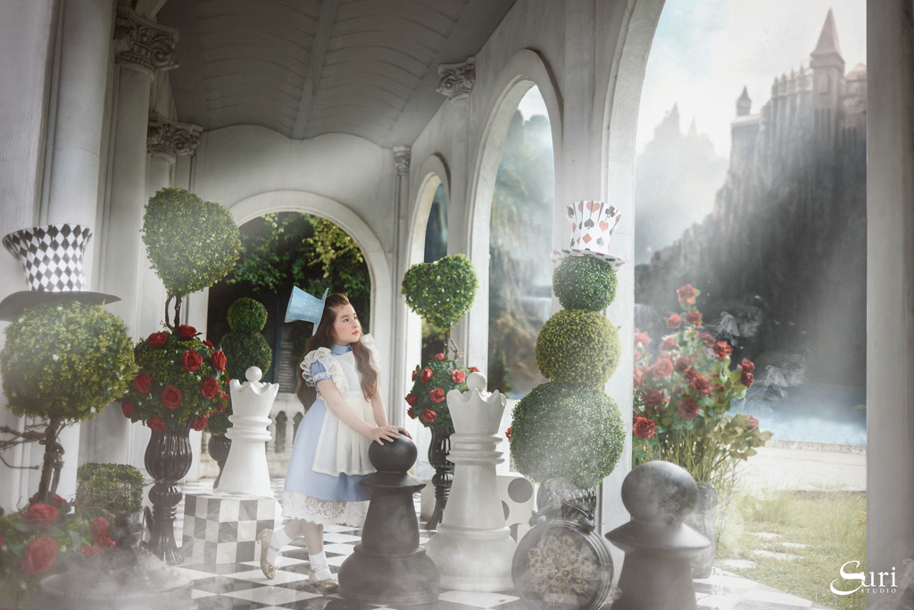 Mê mẩn bộ ảnh “Alice ở xứ sở thần tiên” của cô bé 8 tuổi - Ảnh 9. Mê mẩn bộ ảnh “Alice ở xứ sở thần tiên” của cô bé 8 tuổi - Ảnh 9.