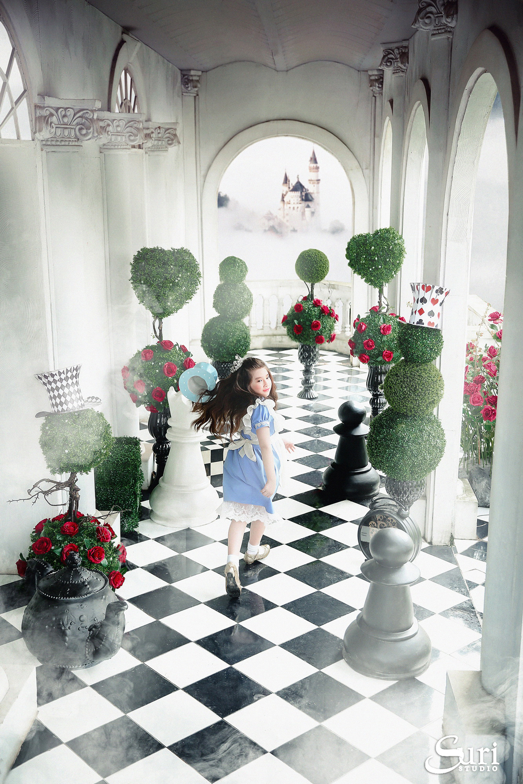 Mê mẩn bộ ảnh “Alice ở xứ sở thần tiên” của cô bé 8 tuổi - Ảnh 10. Mê mẩn bộ ảnh “Alice ở xứ sở thần tiên” của cô bé 8 tuổi - Ảnh 10.