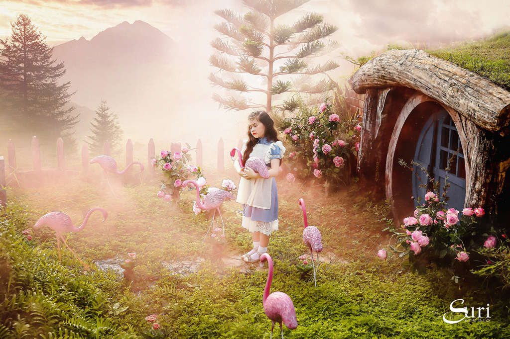 Mê mẩn bộ ảnh “Alice ở xứ sở thần tiên” của cô bé 8 tuổi - Ảnh 11. Mê mẩn bộ ảnh “Alice ở xứ sở thần tiên” của cô bé 8 tuổi - Ảnh 11.