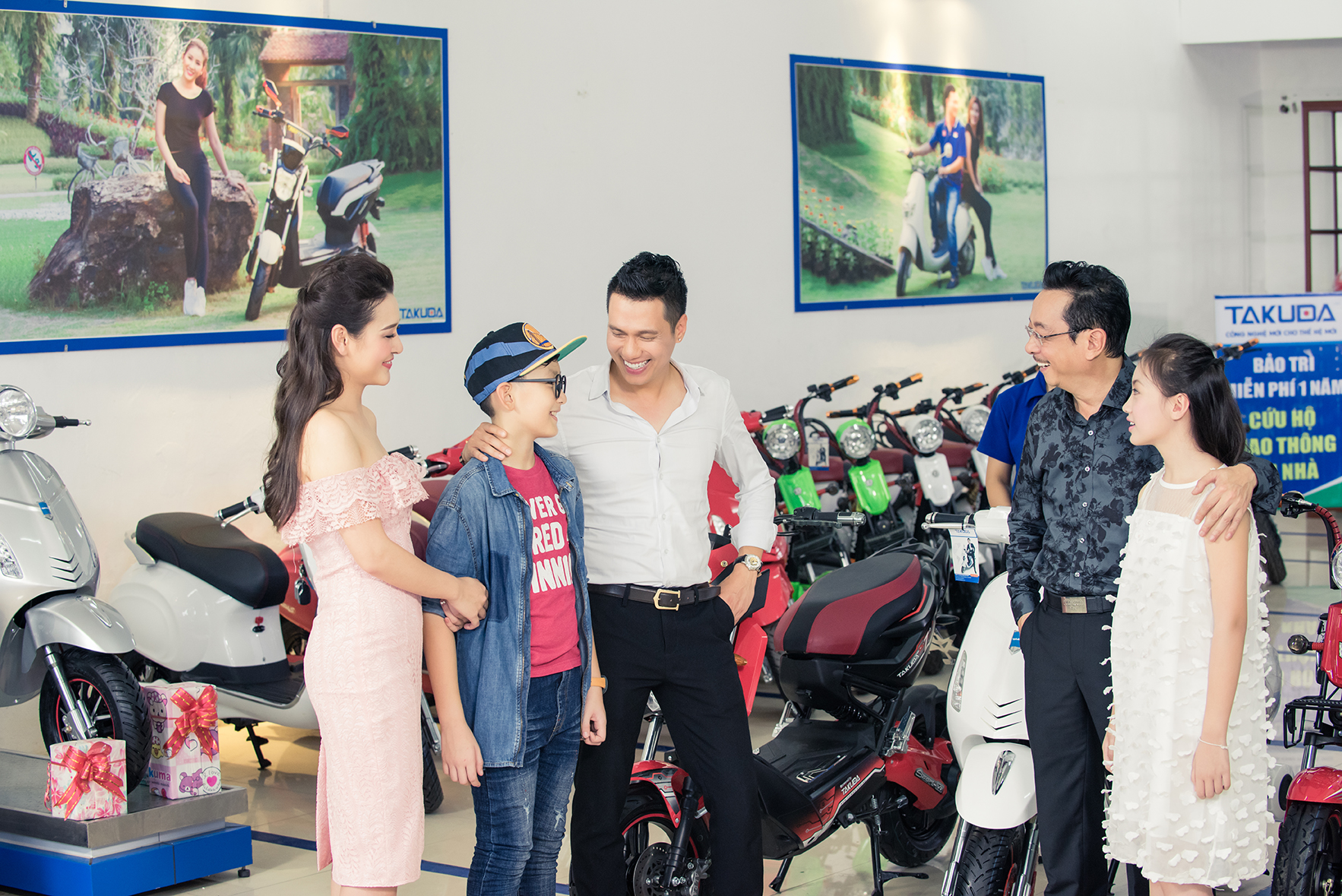 Không đi ô tô, gia đình “Người phán xử” đi chơi bằng xe điện - Ảnh 1. Không đi ô tô, gia đình “Người phán xử” đi chơi bằng xe điện - Ảnh 1.