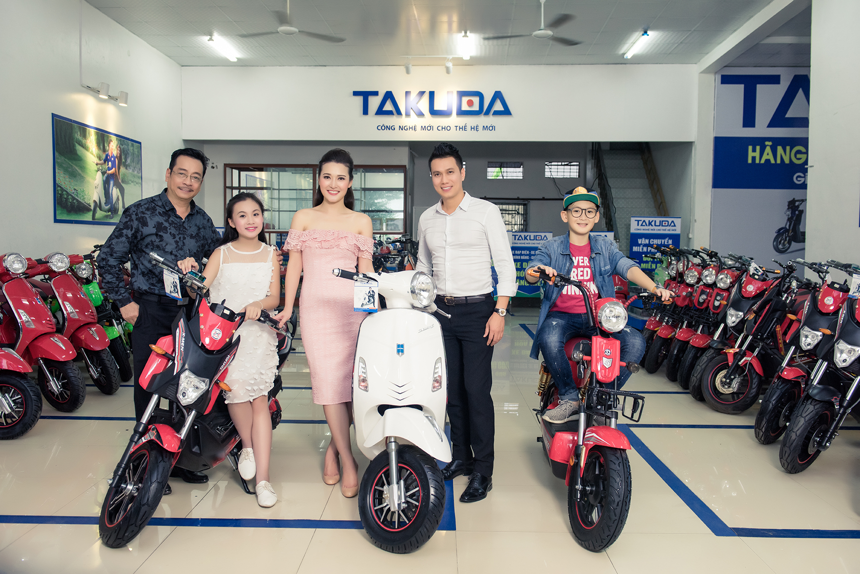 Không đi ô tô, gia đình “Người phán xử” đi chơi bằng xe điện - Ảnh 2. Không đi ô tô, gia đình “Người phán xử” đi chơi bằng xe điện - Ảnh 2.