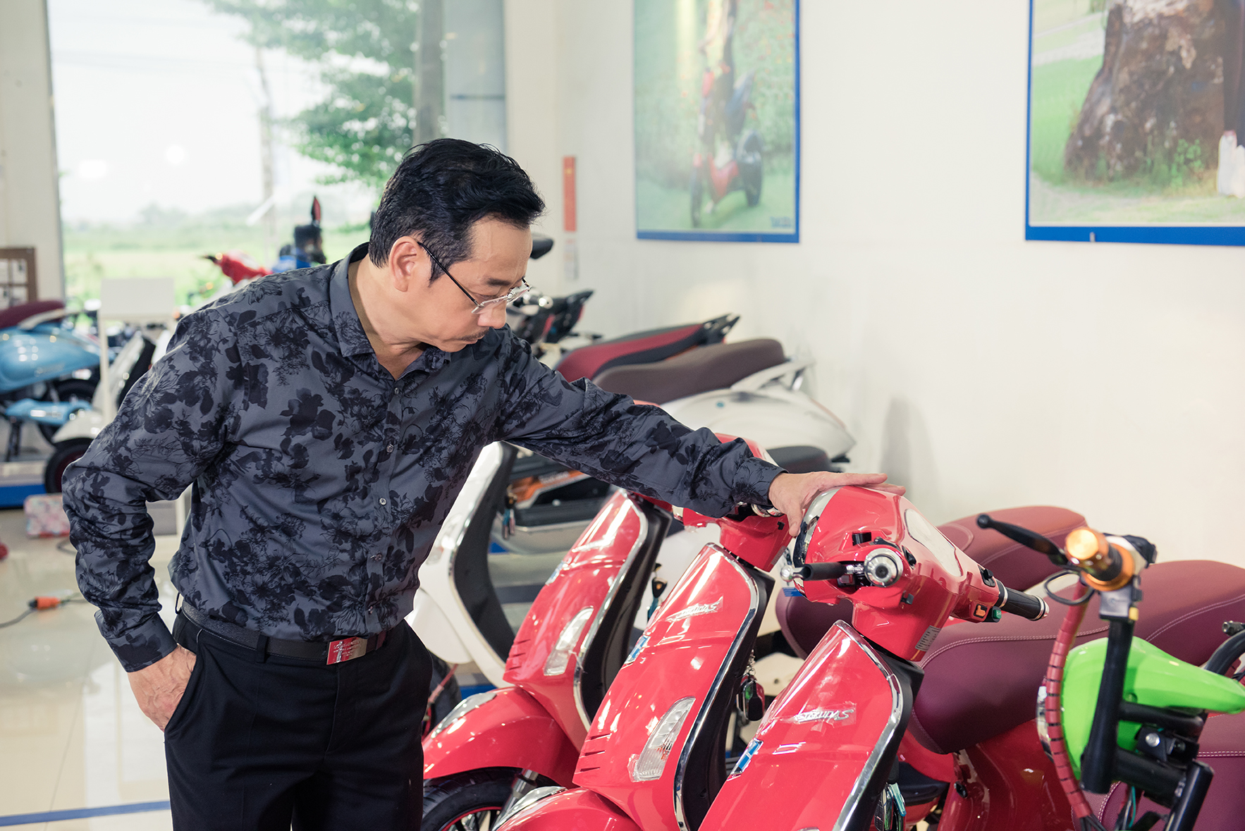 Không đi ô tô, gia đình “Người phán xử” đi chơi bằng xe điện - Ảnh 5. Không đi ô tô, gia đình “Người phán xử” đi chơi bằng xe điện - Ảnh 5.