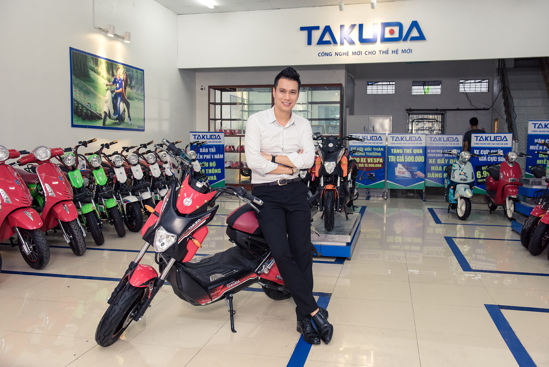 Không đi ô tô, gia đình “Người phán xử” đi chơi bằng xe điện - Ảnh 6. Không đi ô tô, gia đình “Người phán xử” đi chơi bằng xe điện - Ảnh 6.