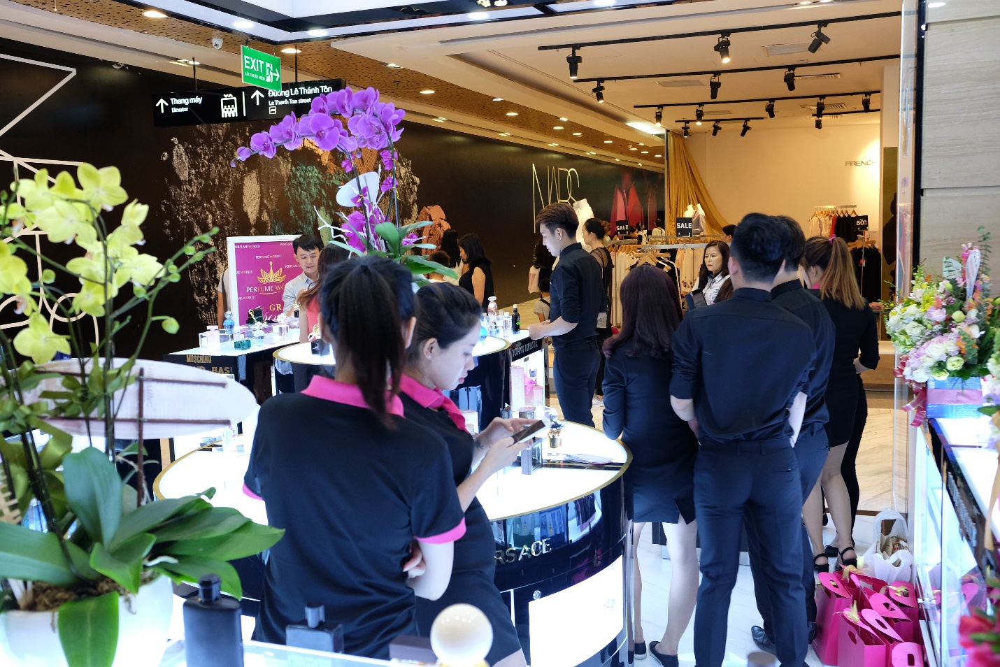 PERFUME WORLD khai trương đồng loạt cửa hàng hai miền Nam, Bắc - Ảnh 1. PERFUME WORLD khai trương đồng loạt cửa hàng hai miền Nam, Bắc - Ảnh 1.