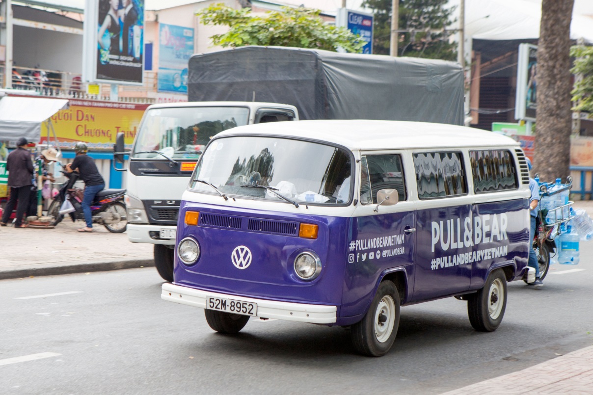 Phục sát đất độ “chịu chơi” của Pull&Bear trong dịp ra mắt - Ảnh 2. Phục sát đất độ “chịu chơi” của Pull&Bear trong dịp ra mắt - Ảnh 2.