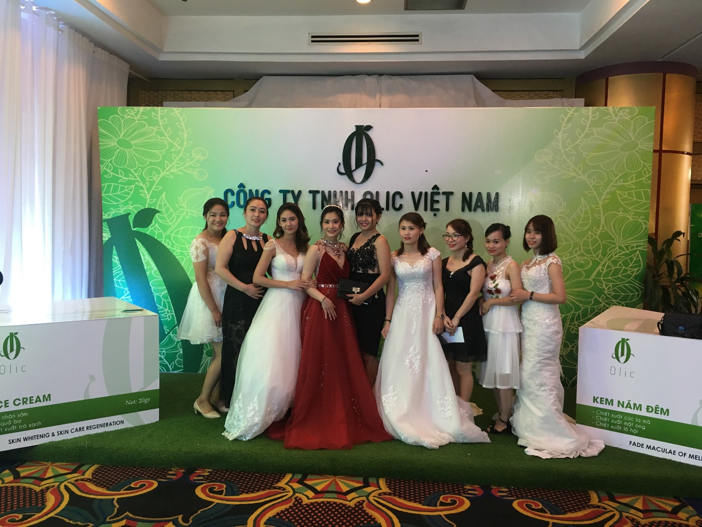 Á hậu Tú Anh hội ngộ Noo Phước Thịnh tại sự kiện của Olic Việt Nam - Ảnh 4. Á hậu Tú Anh hội ngộ Noo Phước Thịnh tại sự kiện của Olic Việt Nam - Ảnh 4.