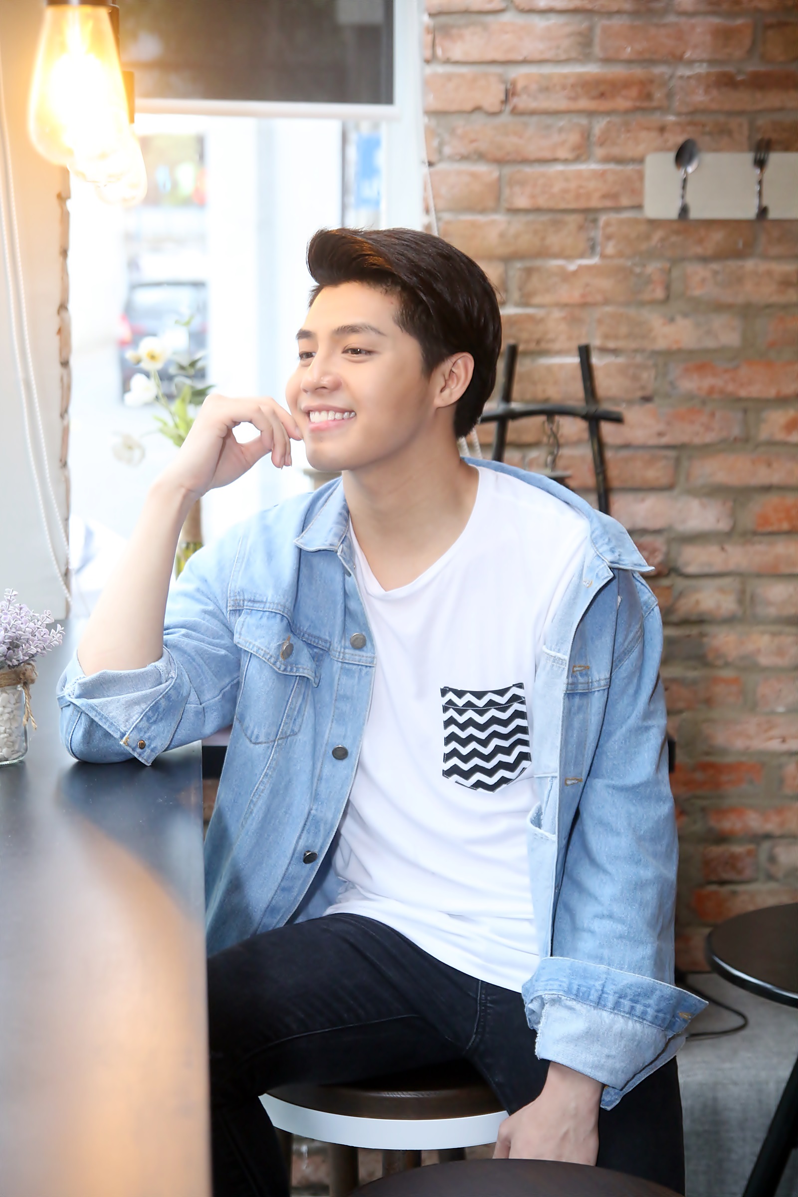 Noo Phước Thịnh tự tay làm đèn lồng tặng trẻ em nghèo - Ảnh 4. Noo Phước Thịnh tự tay làm đèn lồng tặng trẻ em nghèo - Ảnh 4.