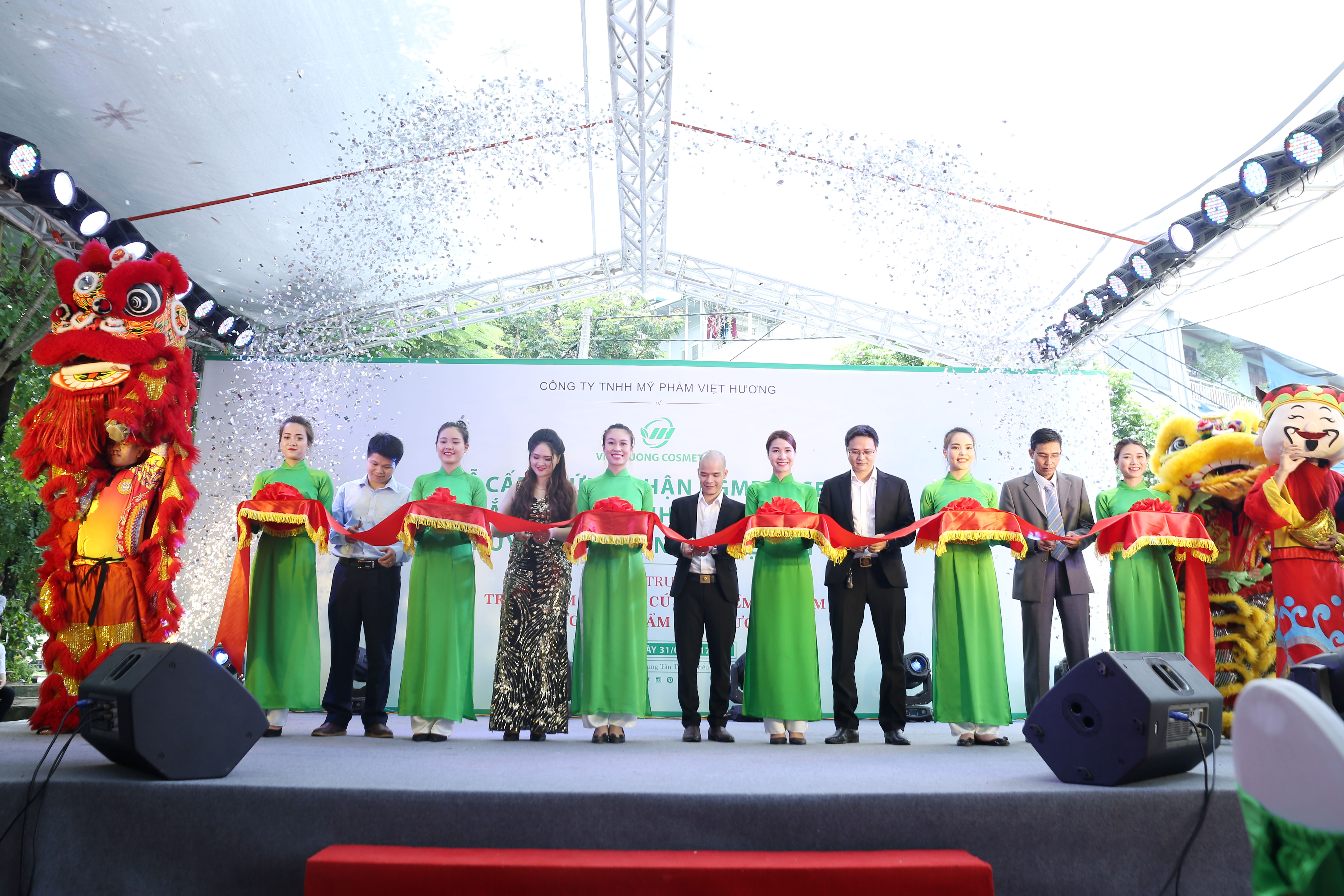 Công ty Việt Hương khánh thành nhà máy sản xuất mỹ phẩm - Ảnh 1. Công ty Việt Hương khánh thành nhà máy sản xuất mỹ phẩm - Ảnh 1.