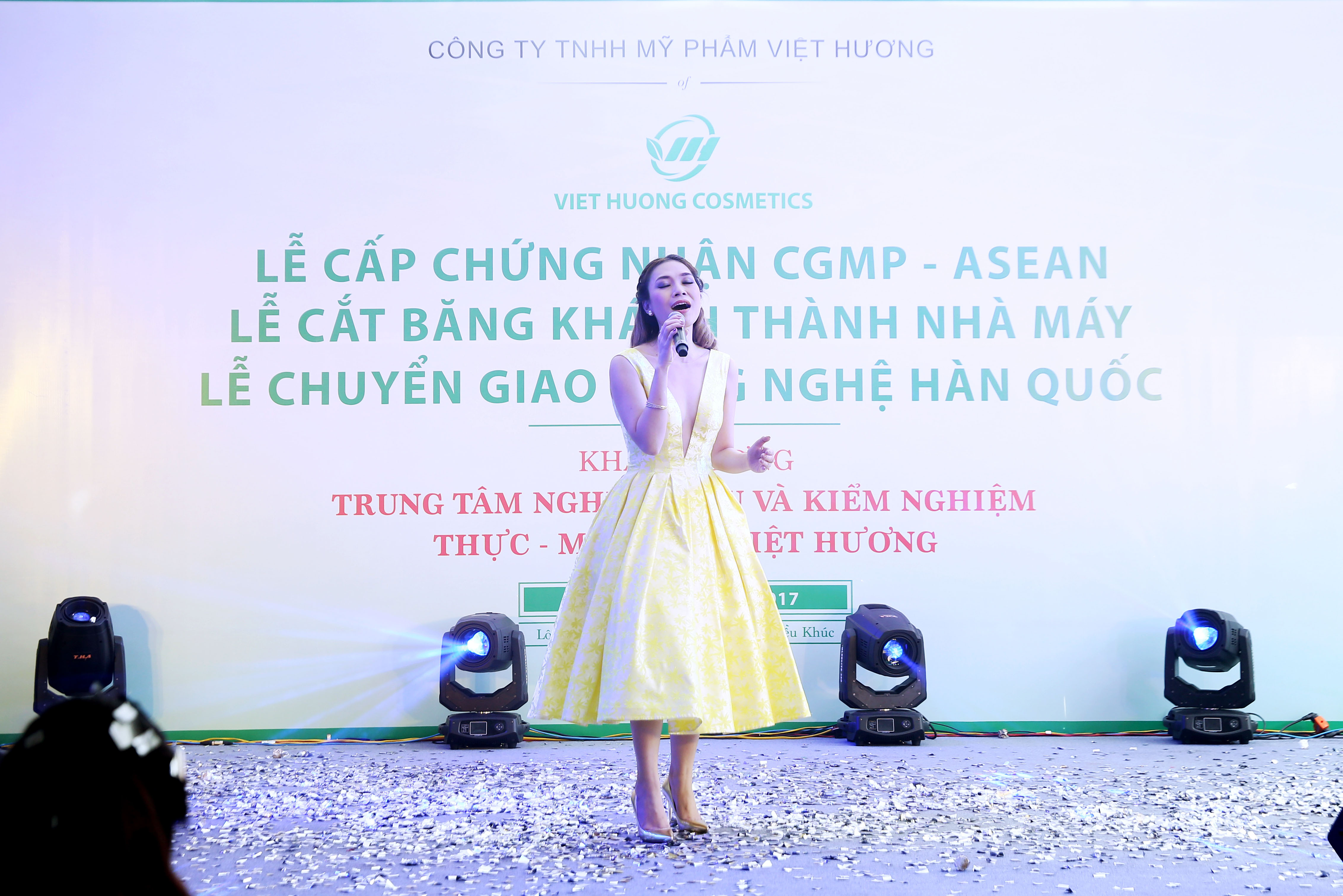 Công ty Việt Hương khánh thành nhà máy sản xuất mỹ phẩm - Ảnh 5. Công ty Việt Hương khánh thành nhà máy sản xuất mỹ phẩm - Ảnh 5.