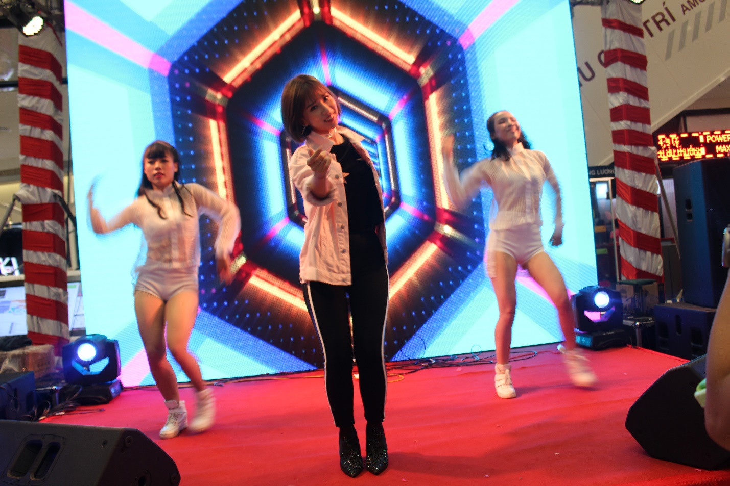 Người hâm mộ xếp hàng nhiều giờ đồng hồ để được “đua xe” cùng Min - Ảnh 1. Người hâm mộ xếp hàng nhiều giờ đồng hồ để được “đua xe” cùng Min - Ảnh 1.