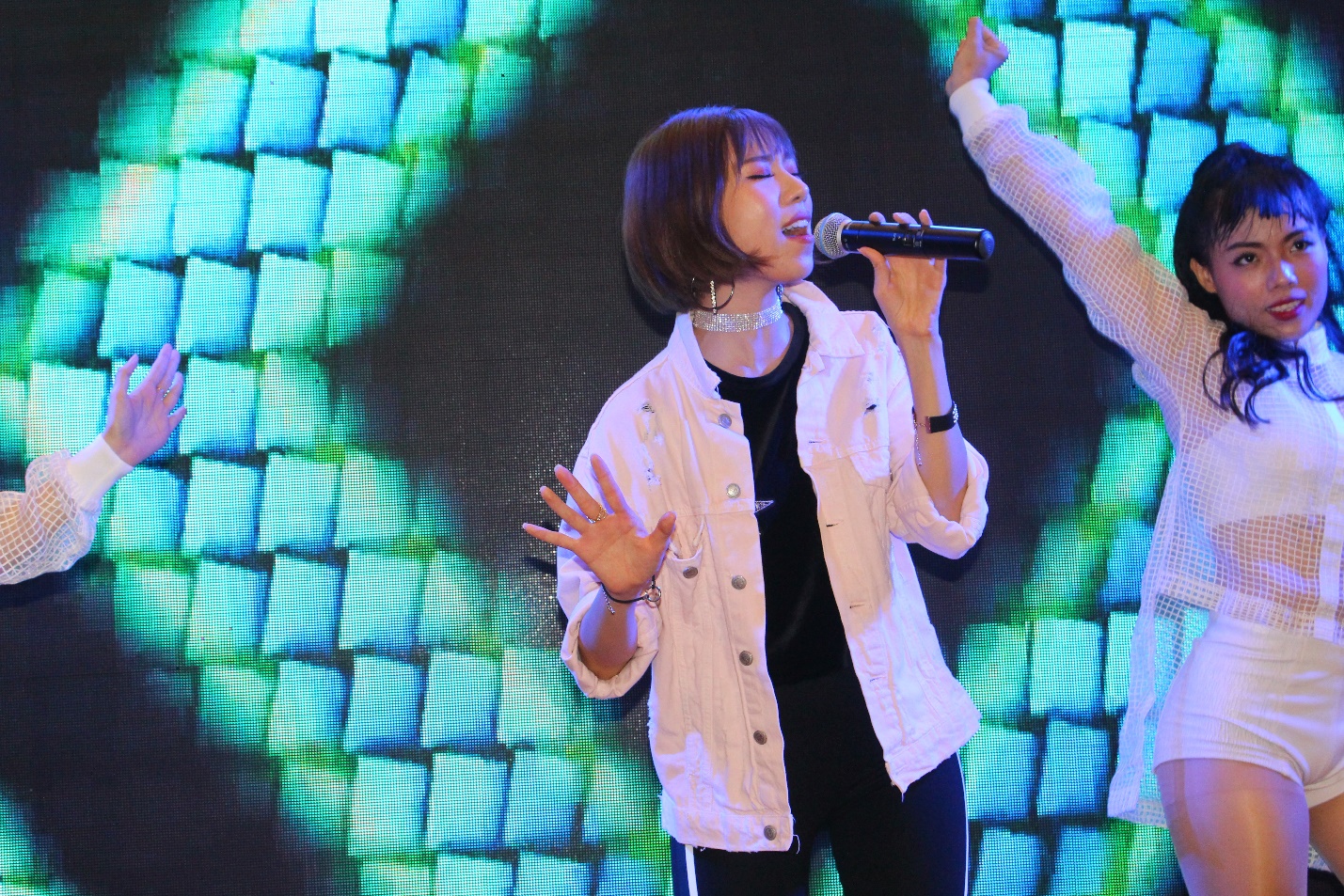 Người hâm mộ xếp hàng nhiều giờ đồng hồ để được “đua xe” cùng Min - Ảnh 2. Người hâm mộ xếp hàng nhiều giờ đồng hồ để được “đua xe” cùng Min - Ảnh 2.