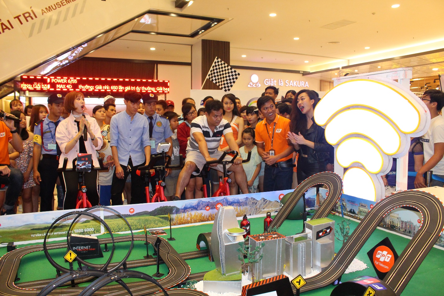 Người hâm mộ xếp hàng nhiều giờ đồng hồ để được “đua xe” cùng Min - Ảnh 4. Người hâm mộ xếp hàng nhiều giờ đồng hồ để được “đua xe” cùng Min - Ảnh 4.