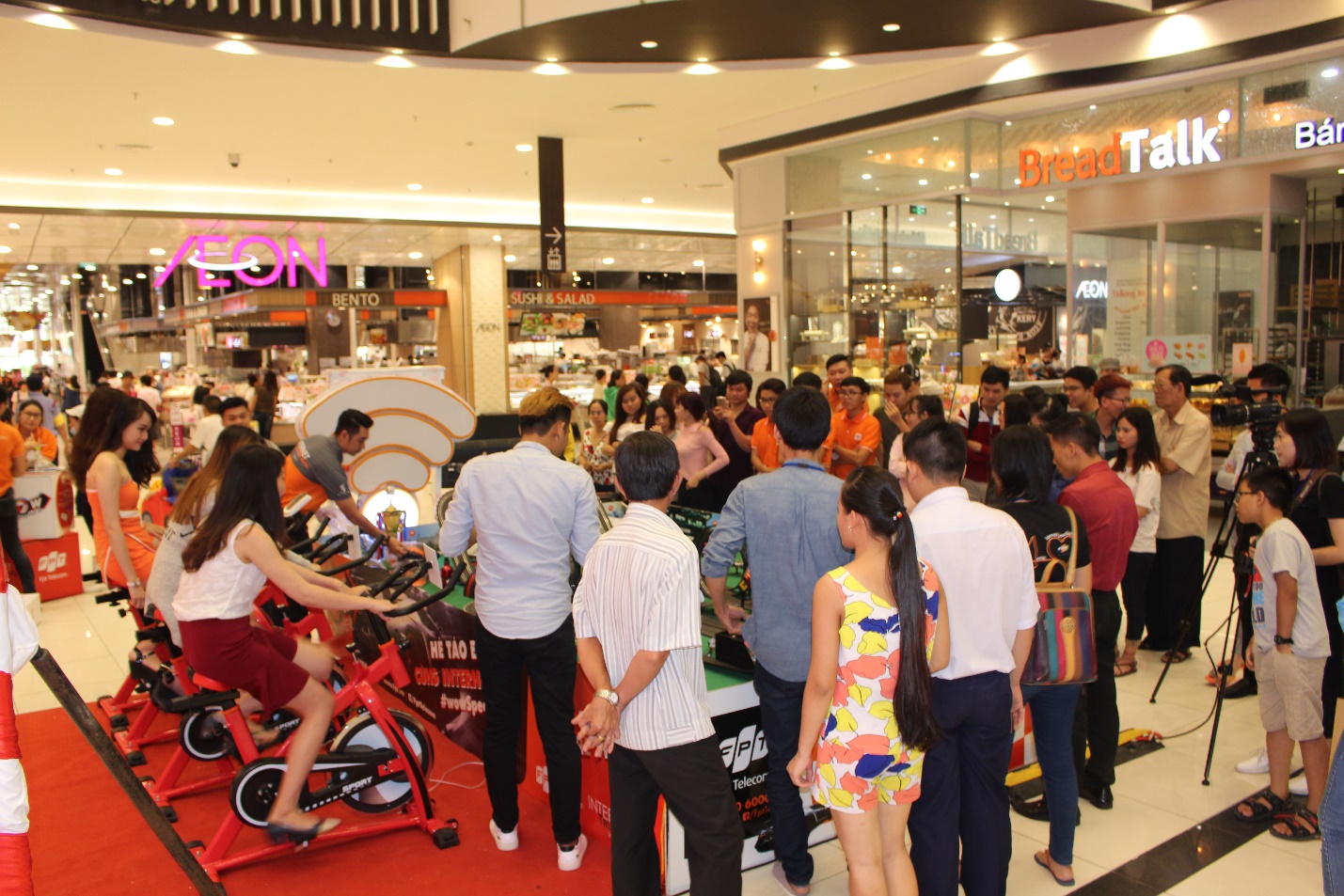 Người hâm mộ xếp hàng nhiều giờ đồng hồ để được “đua xe” cùng Min - Ảnh 6. Người hâm mộ xếp hàng nhiều giờ đồng hồ để được “đua xe” cùng Min - Ảnh 6.