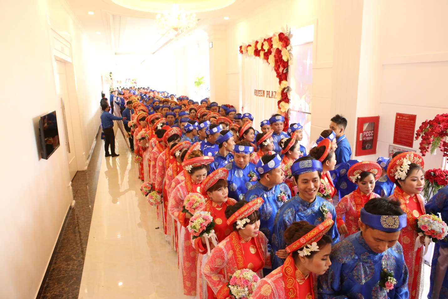 Hơn 100 cặp đôi cùng cưới tập thể tại Queen Plaza dịp lễ 2/9 - Ảnh 3. Hơn 100 cặp đôi cùng cưới tập thể tại Queen Plaza dịp lễ 2/9 - Ảnh 3.