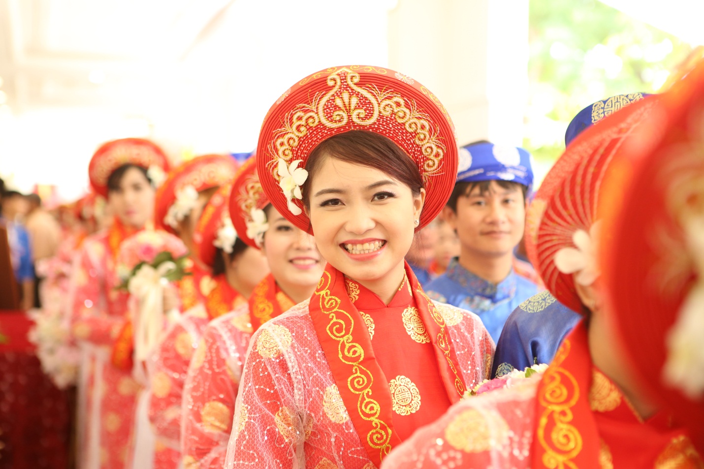 Hơn 100 cặp đôi cùng cưới tập thể tại Queen Plaza dịp lễ 2/9 - Ảnh 4. Hơn 100 cặp đôi cùng cưới tập thể tại Queen Plaza dịp lễ 2/9 - Ảnh 4.