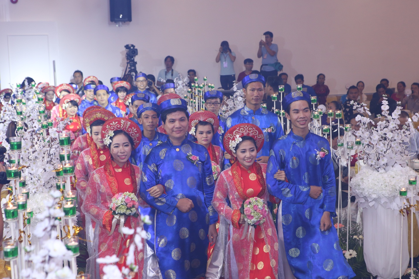 Hơn 100 cặp đôi cùng cưới tập thể tại Queen Plaza dịp lễ 2/9 - Ảnh 5. Hơn 100 cặp đôi cùng cưới tập thể tại Queen Plaza dịp lễ 2/9 - Ảnh 5.