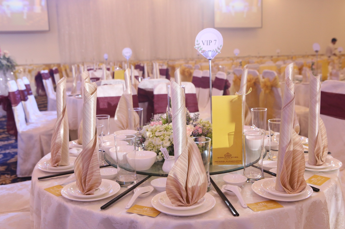 Hơn 100 cặp đôi cùng cưới tập thể tại Queen Plaza dịp lễ 2/9 - Ảnh 6. Hơn 100 cặp đôi cùng cưới tập thể tại Queen Plaza dịp lễ 2/9 - Ảnh 6.