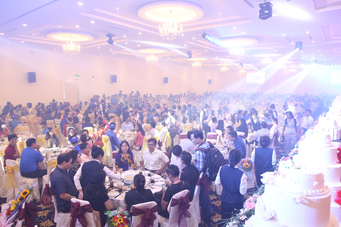 Hơn 100 cặp đôi cùng cưới tập thể tại Queen Plaza dịp lễ 2/9 - Ảnh 7. Hơn 100 cặp đôi cùng cưới tập thể tại Queen Plaza dịp lễ 2/9 - Ảnh 7.