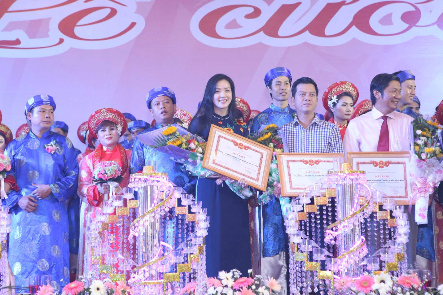 Hơn 100 cặp đôi cùng cưới tập thể tại Queen Plaza dịp lễ 2/9 - Ảnh 8. Hơn 100 cặp đôi cùng cưới tập thể tại Queen Plaza dịp lễ 2/9 - Ảnh 8.