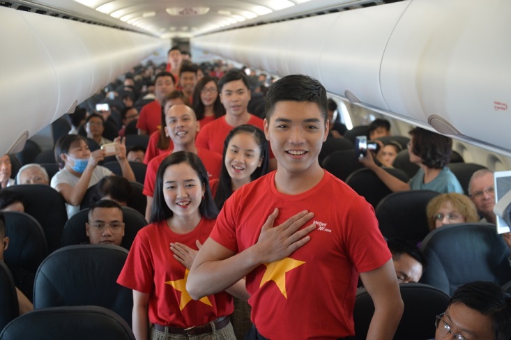 Bất ngờ với chuyến bay “Nối vòng tay lớn” của Vietjet - Ảnh 2. Bất ngờ với chuyến bay “Nối vòng tay lớn” của Vietjet - Ảnh 2.