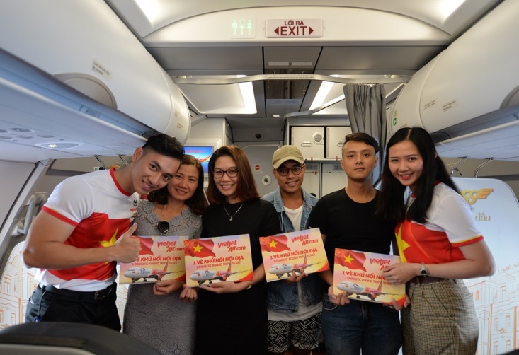 Bất ngờ với chuyến bay “Nối vòng tay lớn” của Vietjet - Ảnh 9. Bất ngờ với chuyến bay “Nối vòng tay lớn” của Vietjet - Ảnh 9.