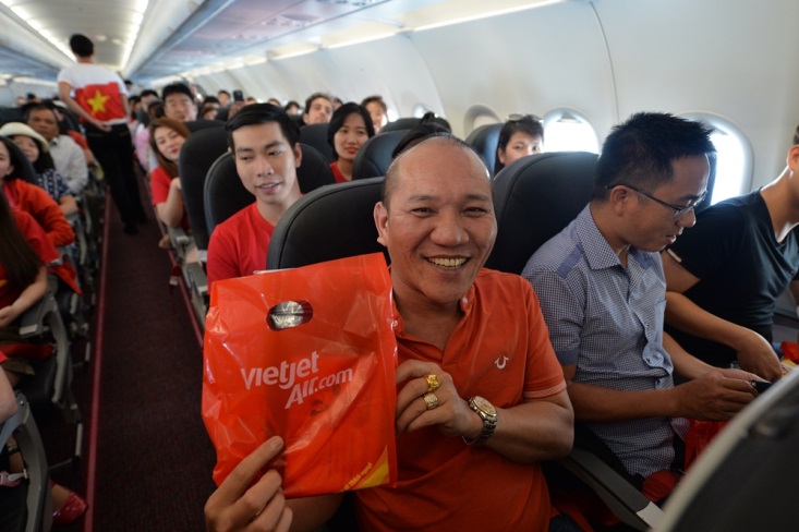 Bất ngờ với chuyến bay “Nối vòng tay lớn” của Vietjet - Ảnh 12. Bất ngờ với chuyến bay “Nối vòng tay lớn” của Vietjet - Ảnh 12.