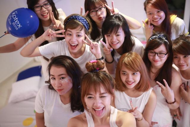 Sau Đông Nhi, Mlee xúng xính mở tiệc ngủ cùng fan nữ - Ảnh 4. Sau Đông Nhi, Mlee xúng xính mở tiệc ngủ cùng fan nữ - Ảnh 4.