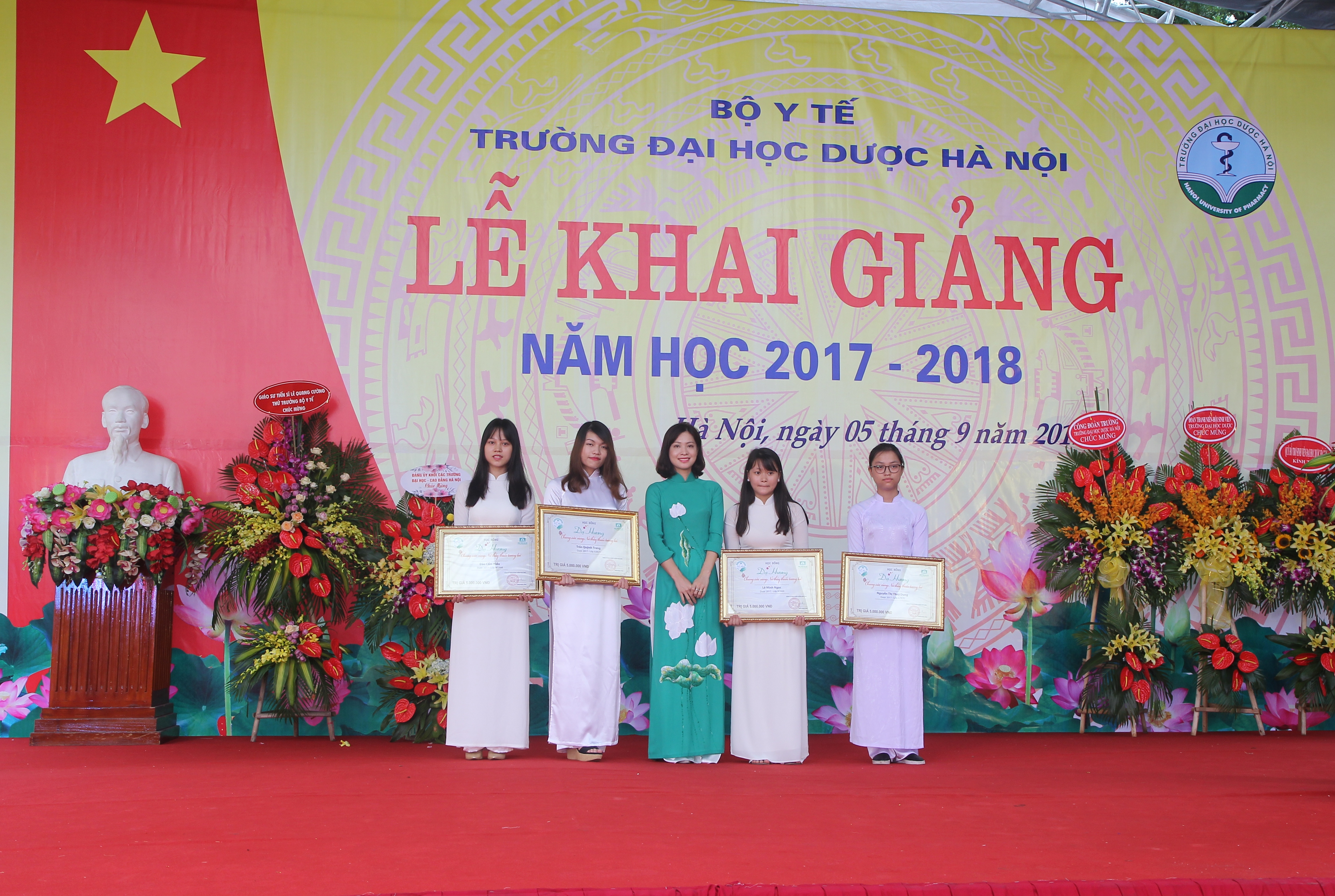 ĐH Dược chào năm học mới với 4 học bổng cho sinh viên xuất sắc - Ảnh 3. ĐH Dược chào năm học mới với 4 học bổng cho sinh viên xuất sắc - Ảnh 3.
