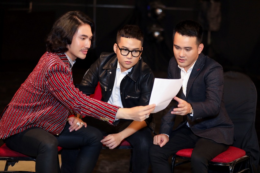 Phạm Hương, Minh Tú, Mâu Thủy đối đầu kịch liệt trong show thời trang có 1-0-2 - Ảnh 2. Phạm Hương, Minh Tú, Mâu Thủy đối đầu kịch liệt trong show thời trang có 1-0-2 - Ảnh 2.