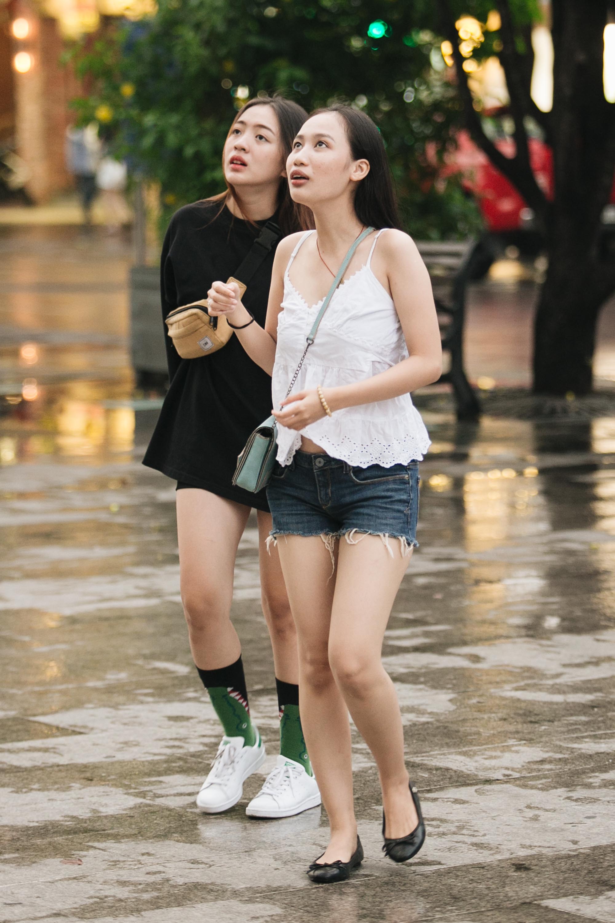 Sài Gòn: Hàng trăm bạn trẻ xuống đường truy tìm hộp quà 120 năm có một - Ảnh 2. Sài Gòn: Hàng trăm bạn trẻ xuống đường truy tìm hộp quà 120 năm có một - Ảnh 2.