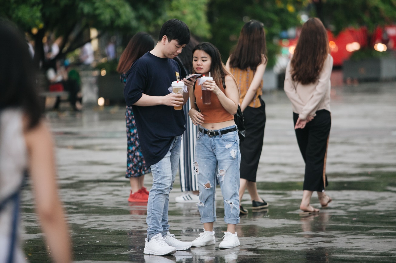 Sài Gòn: Hàng trăm bạn trẻ xuống đường truy tìm hộp quà 120 năm có một - Ảnh 3. Sài Gòn: Hàng trăm bạn trẻ xuống đường truy tìm hộp quà 120 năm có một - Ảnh 3.