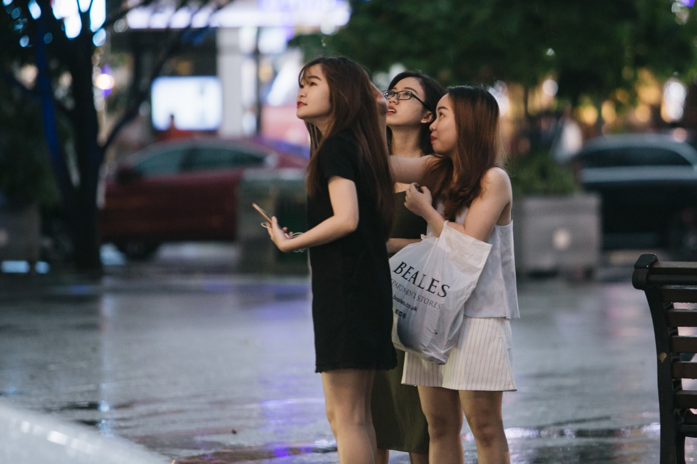Sài Gòn: Hàng trăm bạn trẻ xuống đường truy tìm hộp quà 120 năm có một - Ảnh 4. Sài Gòn: Hàng trăm bạn trẻ xuống đường truy tìm hộp quà 120 năm có một - Ảnh 4.
