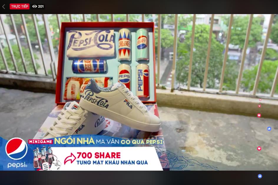 Sài Gòn: Hàng trăm bạn trẻ xuống đường truy tìm hộp quà 120 năm có một - Ảnh 5. Sài Gòn: Hàng trăm bạn trẻ xuống đường truy tìm hộp quà 120 năm có một - Ảnh 5.