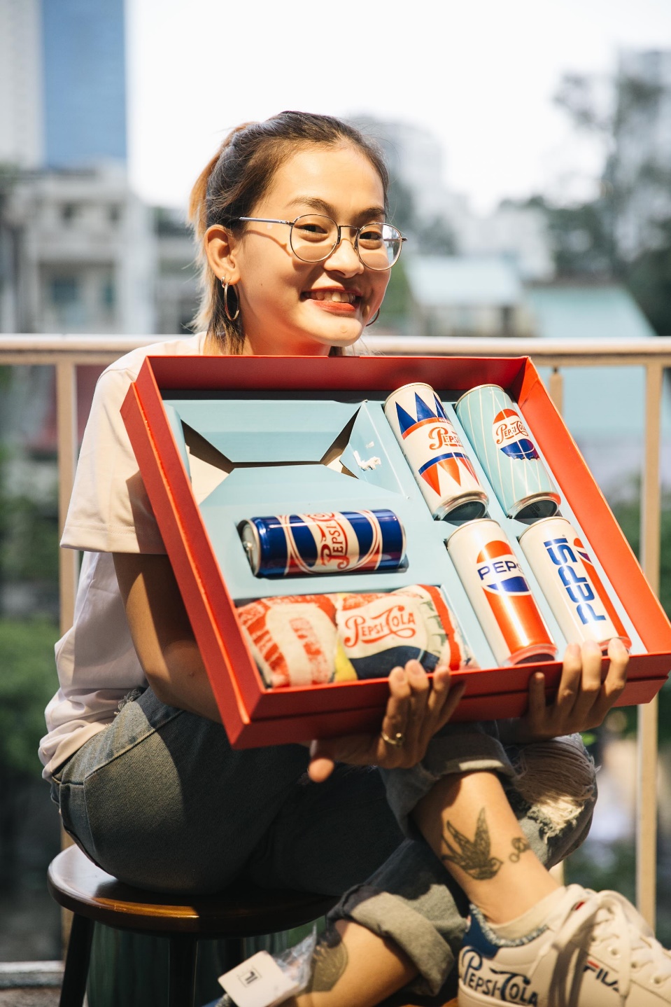 Sài Gòn: Hàng trăm bạn trẻ xuống đường truy tìm hộp quà 120 năm có một - Ảnh 14. Sài Gòn: Hàng trăm bạn trẻ xuống đường truy tìm hộp quà 120 năm có một - Ảnh 14.