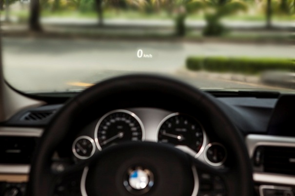 Chức năng hiển thị thông tin trên kính chắn gió (Head-up display) được trang bị tiêu chuẩn trên BMW 3 Series phiên bản 100 năm, dành riêng cho khách Việt