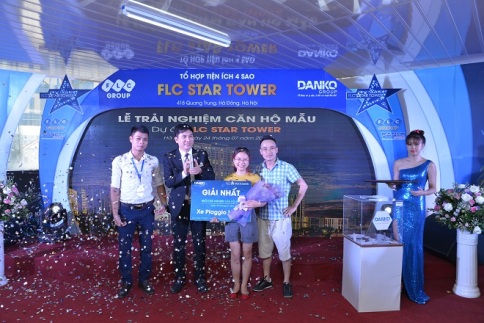 Chị Nguyễn Phương Thảo, chủ sở hữu căn hộ 1211 đã may mắn trúng Giải nhất của chương trình là xe Vespa LX 125 trị giá gần 67 triệu đồng.