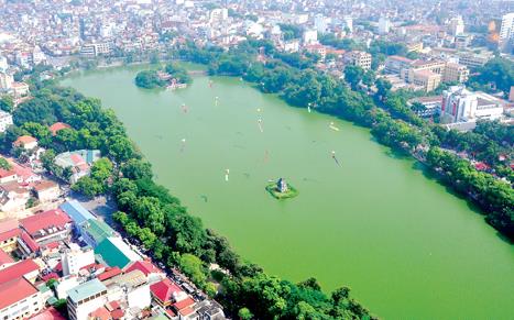 Hồ Hoàn Kiếm rộng khoảng 12ha, là niềm tự hào, điểm nhấn kiến trúc và danh thắng nổi tiếng của Hà Nội (Ảnh: Internet).