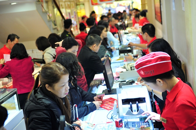 Dòng người nối nhau mua vàng trong ngày Thần Tài tại hầu hết các trung tâm thuộc DOJI cho thấy sức hút lớn của những sản phẩm có tính cạnh tranh tốt trên thị trường.